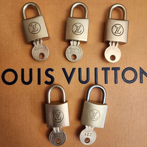 Authentic LOUIS VUITTON vintage  lock and key - Picture 1 of 3